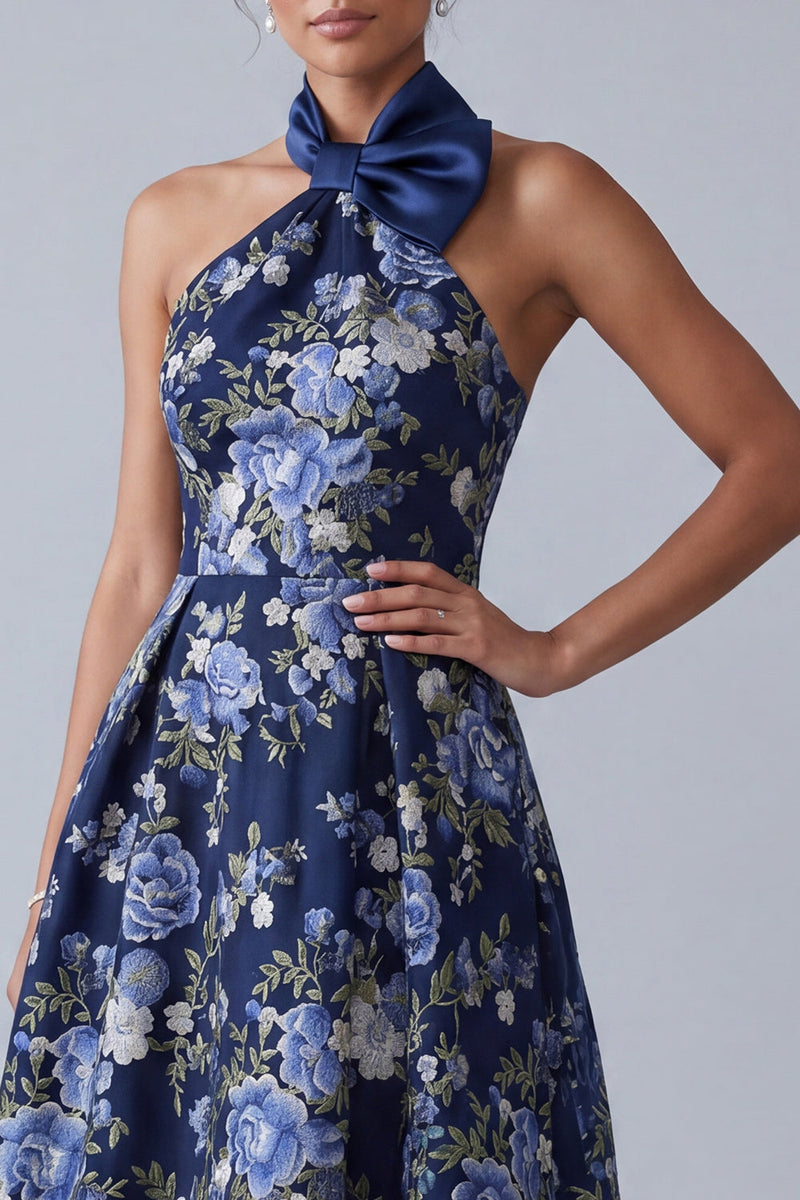 Laden Sie das Bild in den Galerie-Viewer, A-Line marineblauer Blumenhalshalter Jacquard High Low Mother Of the Bride Kleid