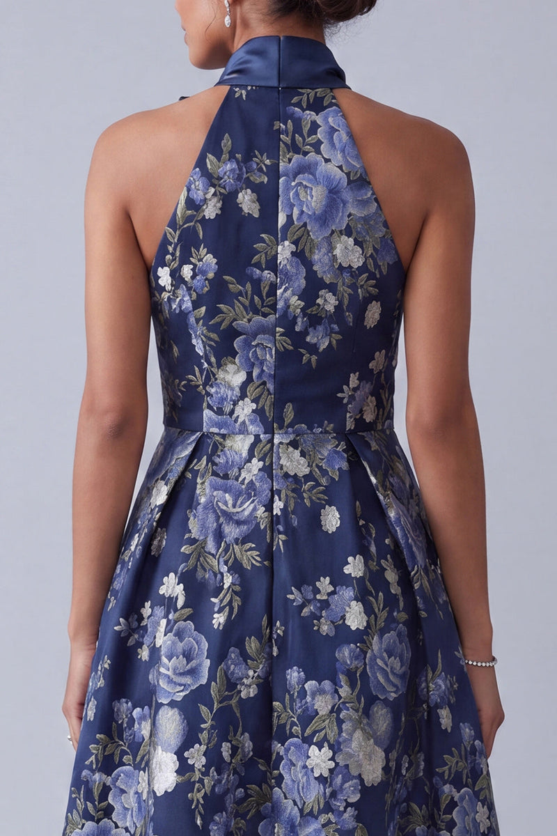 Laden Sie das Bild in den Galerie-Viewer, A-Line marineblauer Blumenhalshalter Jacquard High Low Mother Of the Bride Kleid