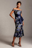 Laden Sie das Bild in den Galerie-Viewer, Off-the-shoulder Meerjungfrauen-Marineblauer Blumen-Jacquard Midi-Mutter-der-Braut-Kleid mit Schlitz