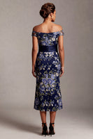 Laden Sie das Bild in den Galerie-Viewer, Off-the-shoulder Meerjungfrauen-Marineblauer Blumen-Jacquard Midi-Mutter-der-Braut-Kleid mit Schlitz