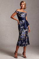 Laden Sie das Bild in den Galerie-Viewer, Off-the-shoulder Meerjungfrauen-Marineblauer Blumen-Jacquard Midi-Mutter-der-Braut-Kleid mit Schlitz