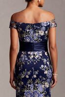 Laden Sie das Bild in den Galerie-Viewer, Off-the-shoulder Meerjungfrauen-Marineblauer Blumen-Jacquard Midi-Mutter-der-Braut-Kleid mit Schlitz