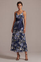 Laden Sie das Bild in den Galerie-Viewer, A-Line marineblaue Blumen-Spaghettiträger Midi-Mutter-der-Braut-Kleid