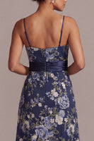 Laden Sie das Bild in den Galerie-Viewer, A-Line marineblaue Blumen-Spaghettiträger Midi-Mutter-der-Braut-Kleid