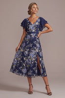 Laden Sie das Bild in den Galerie-Viewer, Navy A-Linie floraler V-Ausschnitt Midi-Mutter der Braut Kleid mit Schlitz
