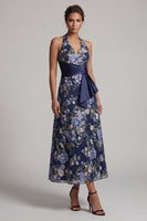 Laden Sie das Bild in den Galerie-Viewer, Marineblauer A-Linien-Neckholderhals Blumen-Midi-Mutter-der-Braut-Kleid