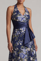Laden Sie das Bild in den Galerie-Viewer, Marineblauer A-Linien-Neckholderhals Blumen-Midi-Mutter-der-Braut-Kleid