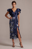 Laden Sie das Bild in den Galerie-Viewer, Marineblauer floraler Bodycon V-Ausschnitt mit Rüschen Midi-Mutter-der-Braut-Kleid mit Schlitz