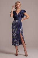 Laden Sie das Bild in den Galerie-Viewer, Marineblauer floraler Bodycon V-Ausschnitt mit Rüschen Midi-Mutter-der-Braut-Kleid mit Schlitz
