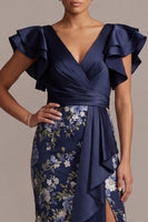 Laden Sie das Bild in den Galerie-Viewer, Marineblauer floraler Bodycon V-Ausschnitt mit Rüschen Midi-Mutter-der-Braut-Kleid mit Schlitz