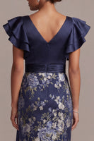 Laden Sie das Bild in den Galerie-Viewer, Marineblauer floraler Bodycon V-Ausschnitt mit Rüschen Midi-Mutter-der-Braut-Kleid mit Schlitz