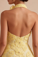 Laden Sie das Bild in den Galerie-Viewer, A-Line Daffodil Blumen-Neckholder-Homecoming-Kleid mit Perlen