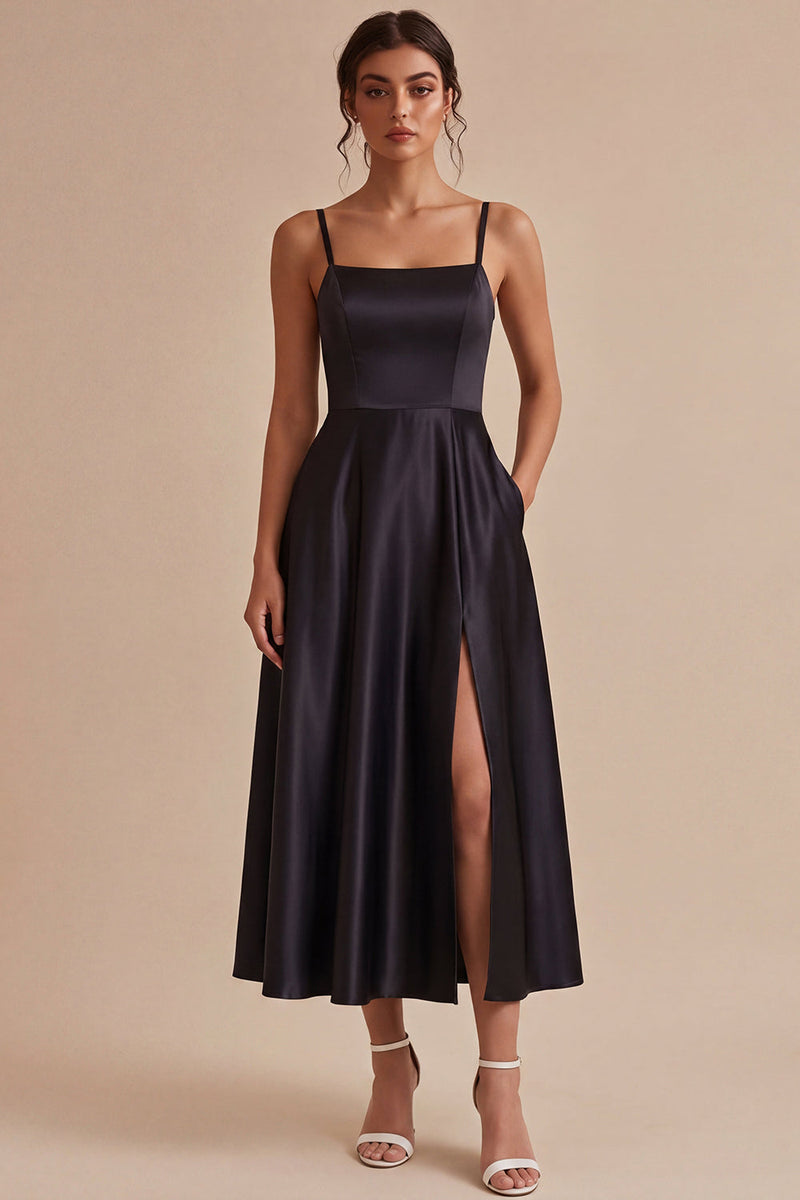 Laden Sie das Bild in den Galerie-Viewer, Ein langes Black-Tie-Kleid mit Spaghettiträgern und Taschen