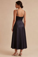 Laden Sie das Bild in den Galerie-Viewer, Ein langes Black-Tie-Kleid mit Spaghettiträgern und Taschen