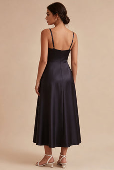 Ein langes Black-Tie-Kleid mit Spaghettiträgern und Taschen