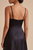 Laden Sie das Bild in den Galerie-Viewer, Ein langes Black-Tie-Kleid mit Spaghettiträgern und Taschen
