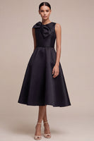 Laden Sie das Bild in den Galerie-Viewer, Schwarzes Rundhals-A-Linie-Formelkleid mit Schleife