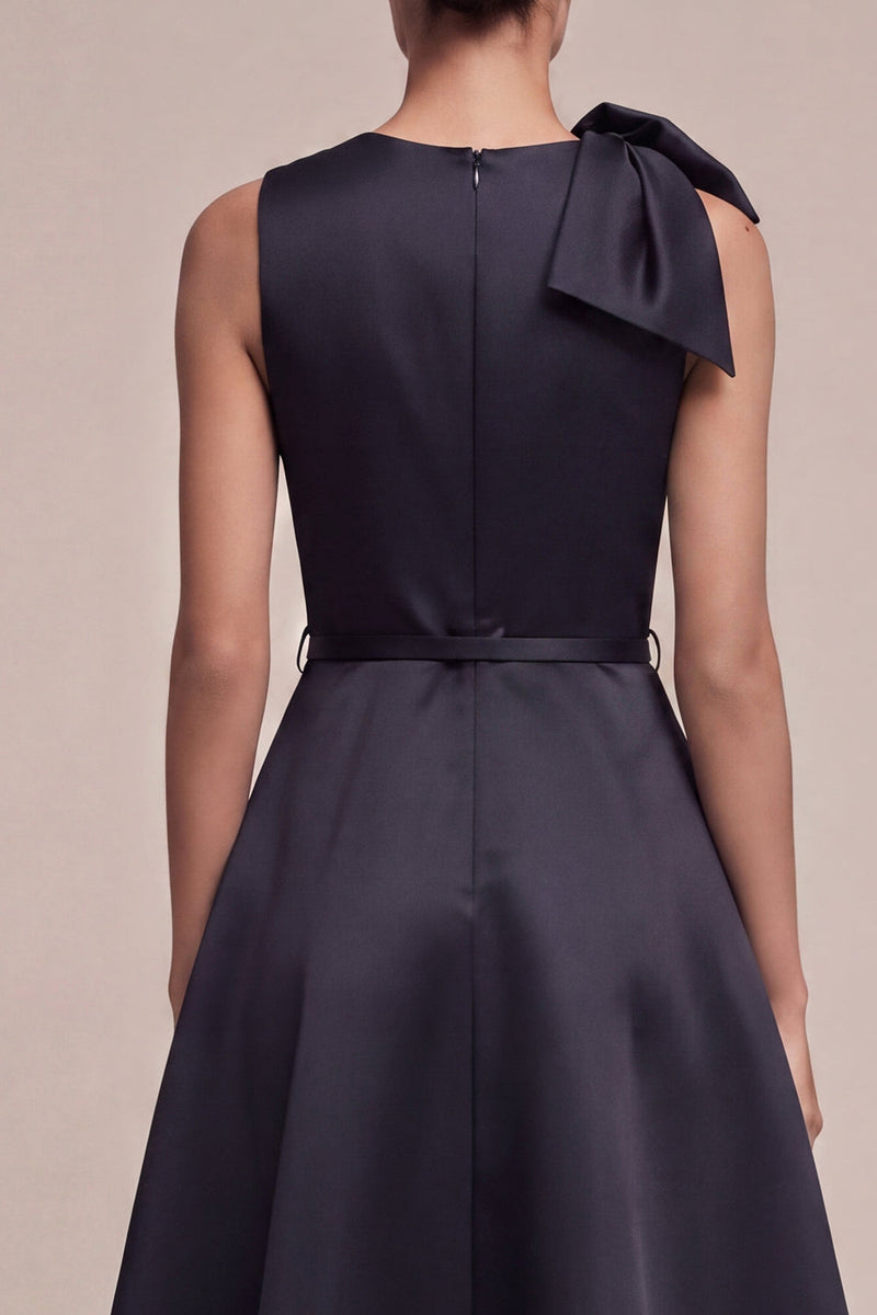 Laden Sie das Bild in den Galerie-Viewer, Schwarzes Rundhals-A-Linie-Formelkleid mit Schleife