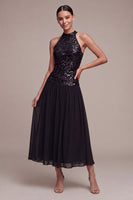 Laden Sie das Bild in den Galerie-Viewer, Glitzerndes High-Neck-Kleid mit einer langen Black-Tie-Linie und Pailletten