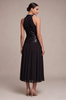 Glitzerndes High-Neck-Kleid mit einer langen Black-Tie-Linie und Pailletten