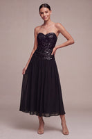 Laden Sie das Bild in den Galerie-Viewer, Glitzerndes trägerloses A-Line-Midi-Black-Tie-Kleid mit Pailletten