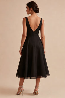 Schwarzes V-Ausschnitt mit gerafftem A-Linie Midi-Festkleid