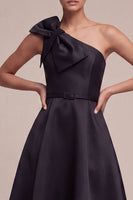 Laden Sie das Bild in den Galerie-Viewer, Schwarzes einschulteriges Midi-Festkleid mit Schleife