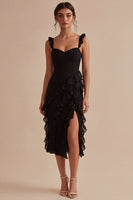 Laden Sie das Bild in den Galerie-Viewer, Schwarzes Midi-Festkleid mit Rüschen und dicken Trägern und Schlitz