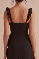 Laden Sie das Bild in den Galerie-Viewer, Schwarzes Midi-Festkleid mit Rüschen und dicken Trägern und Schlitz