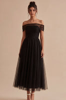 Laden Sie das Bild in den Galerie-Viewer, Schwarzes schulterfreies A-Line-langes Festkleid