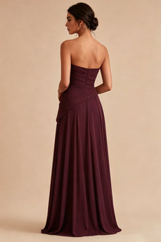 Burgund, ein langes, formelles, gerafftes, trägerloses, festliches Kleid