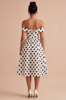 Weißes und schwarzes Schlüsselloch Schulterfreies A-Linie Midi Polka-Dots-Kleid