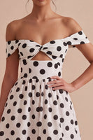 Laden Sie das Bild in den Galerie-Viewer, Weißes und schwarzes Schlüsselloch von der Schulter – eine Linie mit Midi-Polka-Dots-Kleid