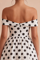 Laden Sie das Bild in den Galerie-Viewer, Weißes und schwarzes Schlüsselloch von der Schulter – eine Linie mit Midi-Polka-Dots-Kleid