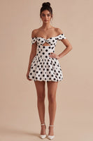 Laden Sie das Bild in den Galerie-Viewer, Off-the-shoulder weiße, schwarze Polka-Dots-A-Linie-Abschlusskleider