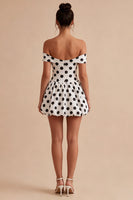 Laden Sie das Bild in den Galerie-Viewer, Off-the-shoulder weiße, schwarze Polka-Dots-A-Linie-Abschlusskleider
