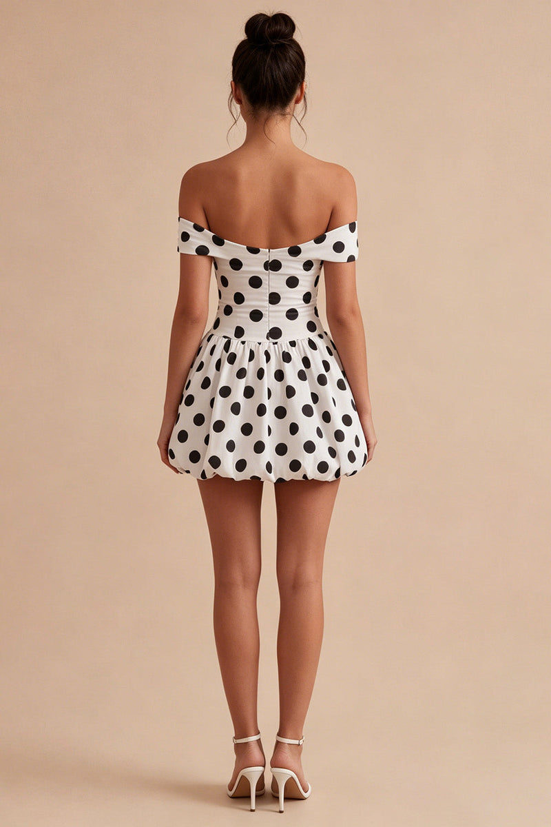 Laden Sie das Bild in den Galerie-Viewer, Off-the-shoulder weiße, schwarze Polka-Dots-A-Linie-Abschlusskleider
