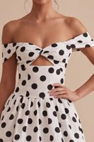 Laden Sie das Bild in den Galerie-Viewer, Off-the-shoulder weiße, schwarze Polka-Dots-A-Linie-Abschlusskleider