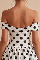 Laden Sie das Bild in den Galerie-Viewer, Off-the-shoulder weiße, schwarze Polka-Dots-A-Linie-Abschlusskleider