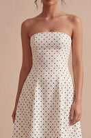 Laden Sie das Bild in den Galerie-Viewer, Weiß-schwarzes trägerloses A-Line-Midi-Polka-Dots-Kleid
