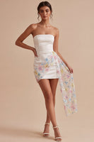 Laden Sie das Bild in den Galerie-Viewer, Trägerloses, blumiges weißes, enges kurzes Abschlusskleid mit Perlen und Schärpe