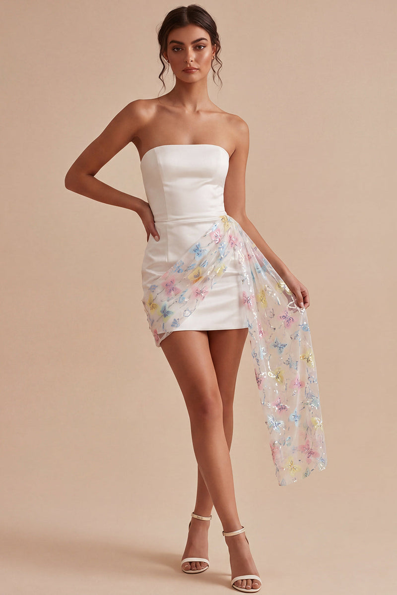 Laden Sie das Bild in den Galerie-Viewer, Trägerloses, blumiges weißes, enges kurzes Abschlusskleid mit Perlen und Schärpe