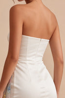 Laden Sie das Bild in den Galerie-Viewer, Trägerloses, blumiges weißes, enges kurzes Abschlusskleid mit Perlen und Schärpe