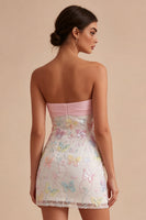 Laden Sie das Bild in den Galerie-Viewer, Glitzerndes pink-weißes, geblümtes, enges Mini-Trägerloses Abschlusskleid mit Perlen zum Abschluss