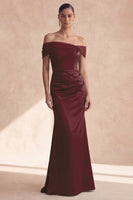 Laden Sie das Bild in den Galerie-Viewer, Off-the-shoulder olivfarbenes Meerjungfrauen-Brautjungfernkleid mit Falten