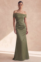 Laden Sie das Bild in den Galerie-Viewer, Off-the-shoulder olivfarbenes Meerjungfrauen-Brautjungfernkleid mit Falten