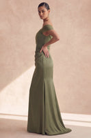 Laden Sie das Bild in den Galerie-Viewer, Off-the-shoulder olivfarbenes Meerjungfrauen-Brautjungfernkleid mit Falten