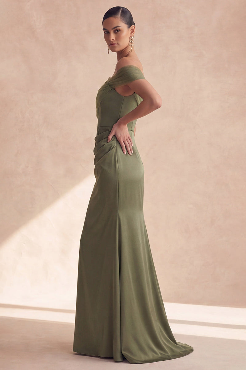 Laden Sie das Bild in den Galerie-Viewer, Off-the-shoulder olivfarbenes Meerjungfrauen-Brautjungfernkleid mit Falten