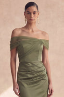 Laden Sie das Bild in den Galerie-Viewer, Off-the-shoulder olivfarbenes Meerjungfrauen-Brautjungfernkleid mit Falten