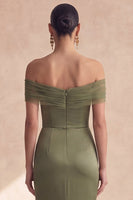 Laden Sie das Bild in den Galerie-Viewer, Off-the-shoulder olivfarbenes Meerjungfrauen-Brautjungfernkleid mit Falten